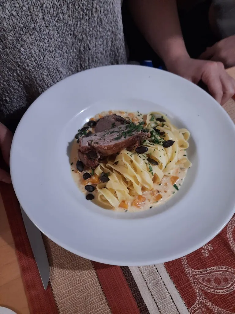 Anna W. Neal_Hubertus Stüberl_Wald_review