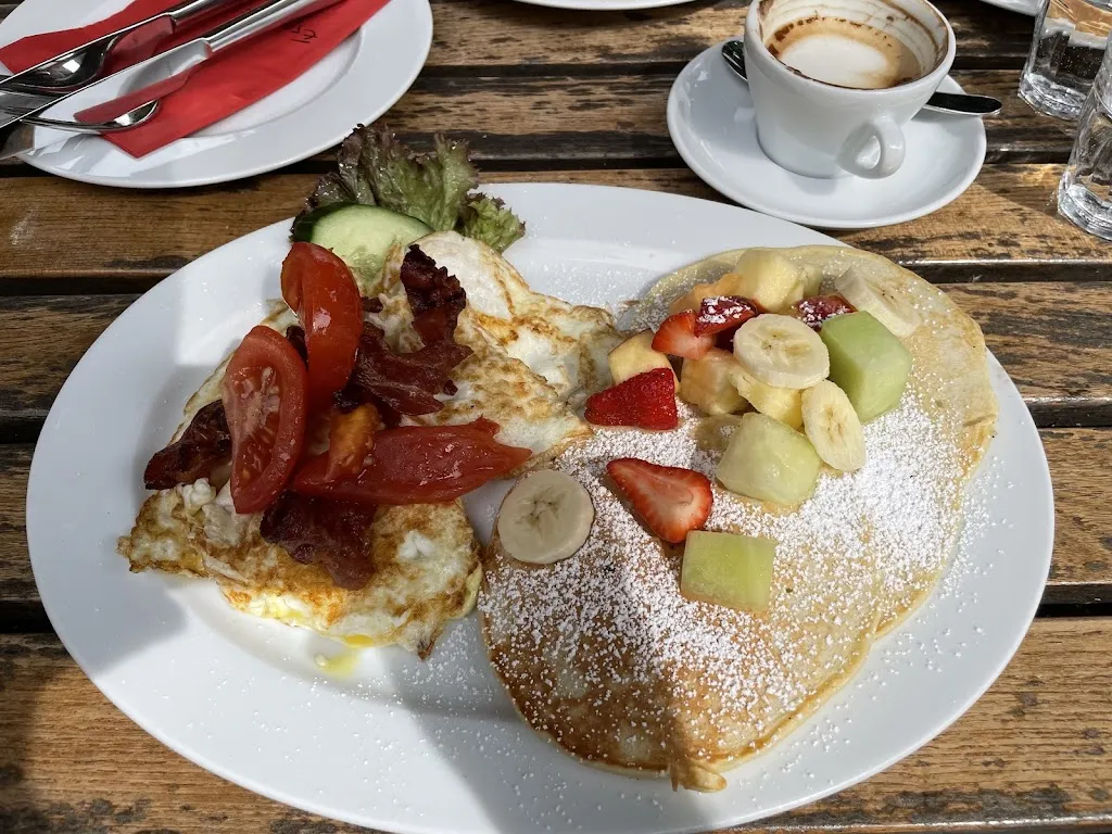 Bakhodir Ashirmatov_Bar + Cafe Esprit owner Robert Vogel e. K. / Göttingen_Göttingen_review