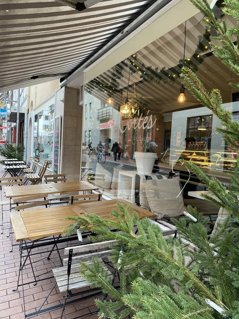 Lütfü Hamit Canseven_Café Cortés Göttingen_Göttingen_reseña