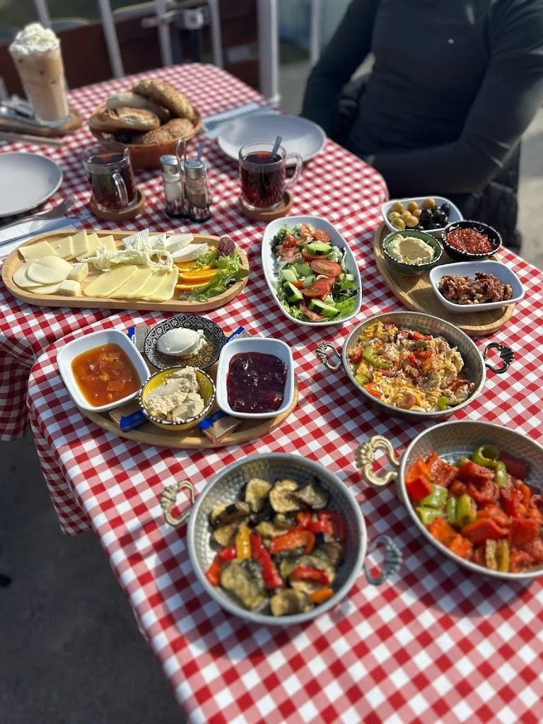 Benjamin Aull_Terrassen Café_Karlstadt_review