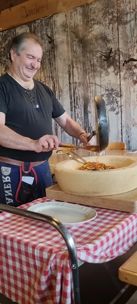 Manuela Bader_Lucano im Merowinger Hof_München_review