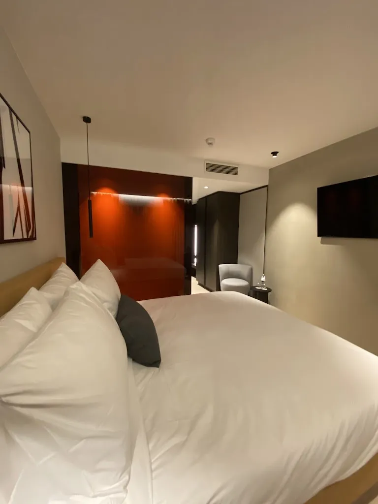 Jeroen Berghuis_DAS AFFALTERBACH, Stuttgart, Autograph Collection_Affalterbach_review