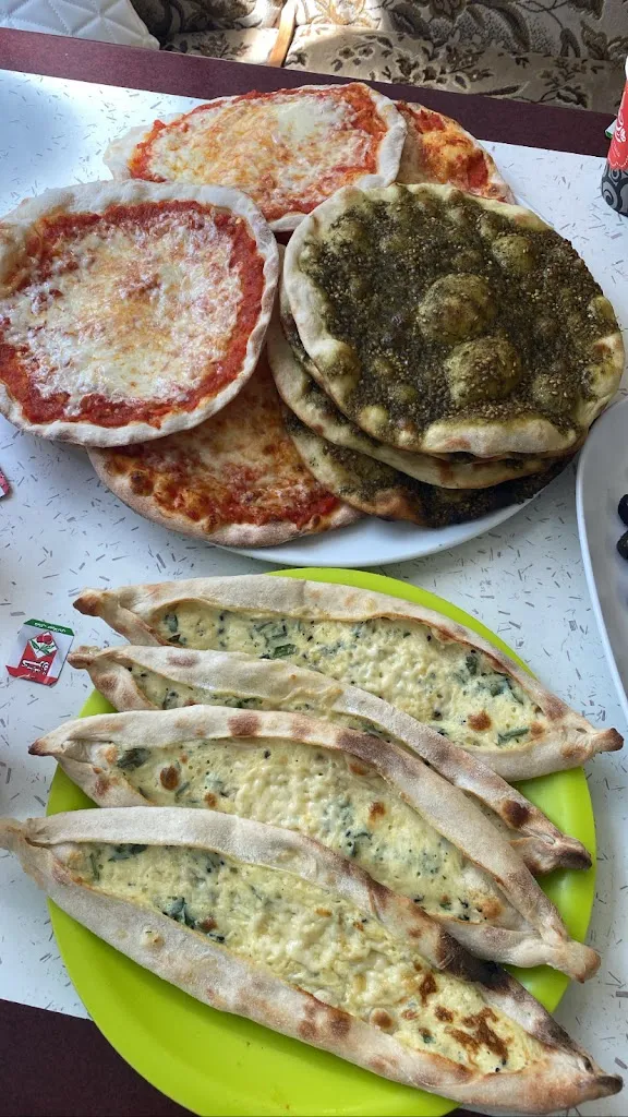 Mhd Yaser Aldakkak_Grünfelder + SYRIANA_Teck_avis