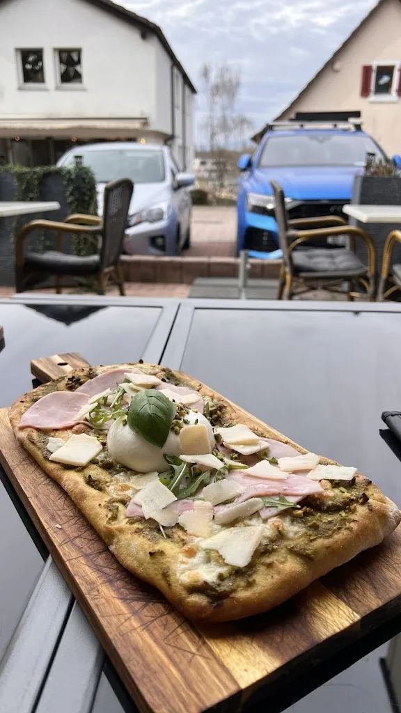 Mahsa Negahdari_Pizzeria / Restaurant / Eiscafé zum Brunnen_Bellingen_review