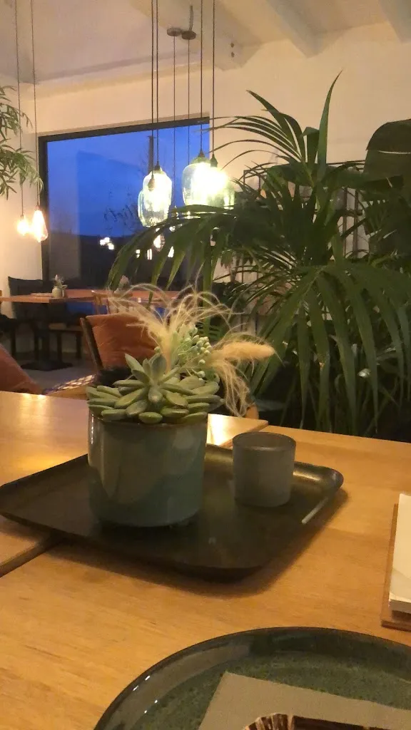 Sadat Hasan_Elliot’s Café & mehr_Mauer_review