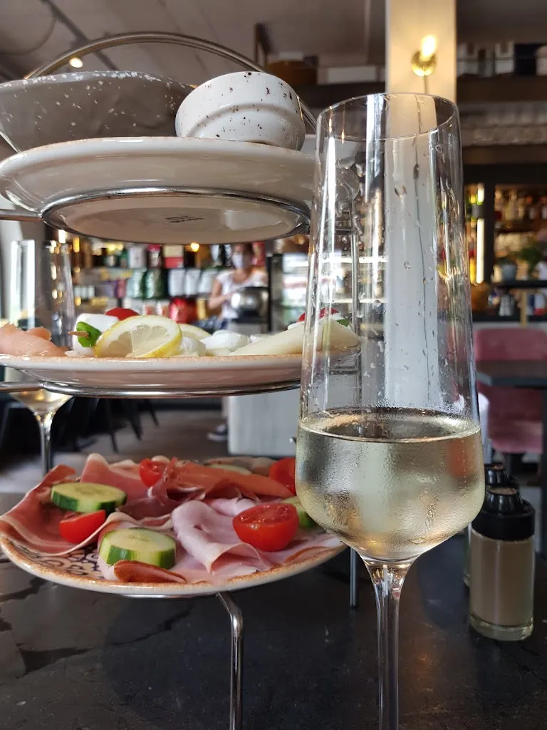 Lizl van Zyl_Restaurant Das Kaffeehaus_Puchheim_avis