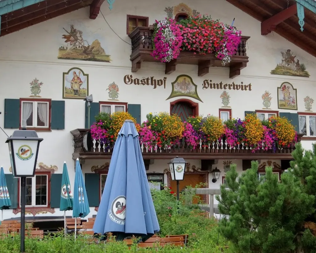 AnJa Mack_Gasthof Hinterwirt mit Biergarten_Übersee_avis
