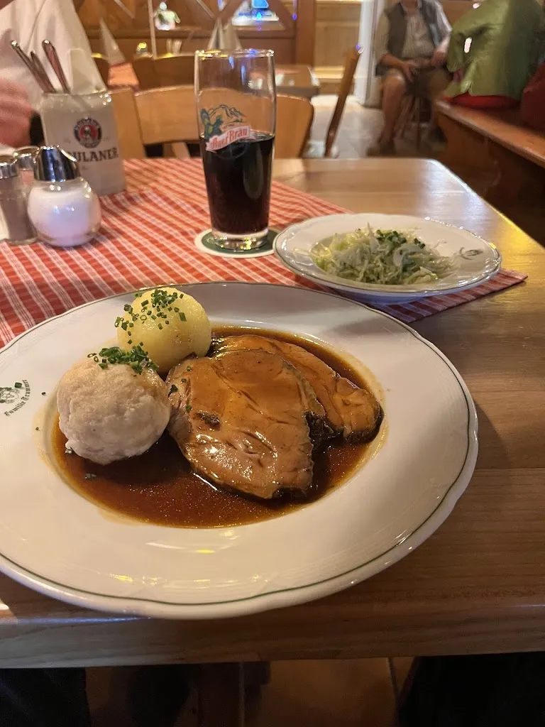 Max Jdth_Gasthof Hinterwirt mit Biergarten_Übersee_avis