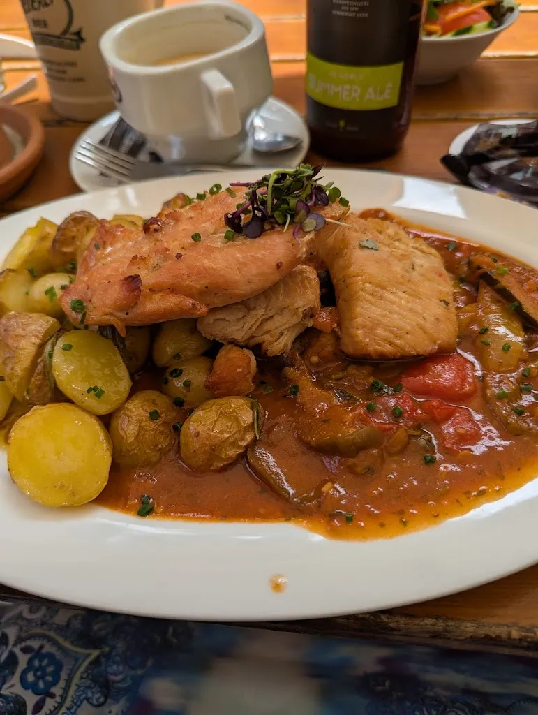 Mona Edmonds_Bootshaus Restaurant im Hain_Bamberg_avis