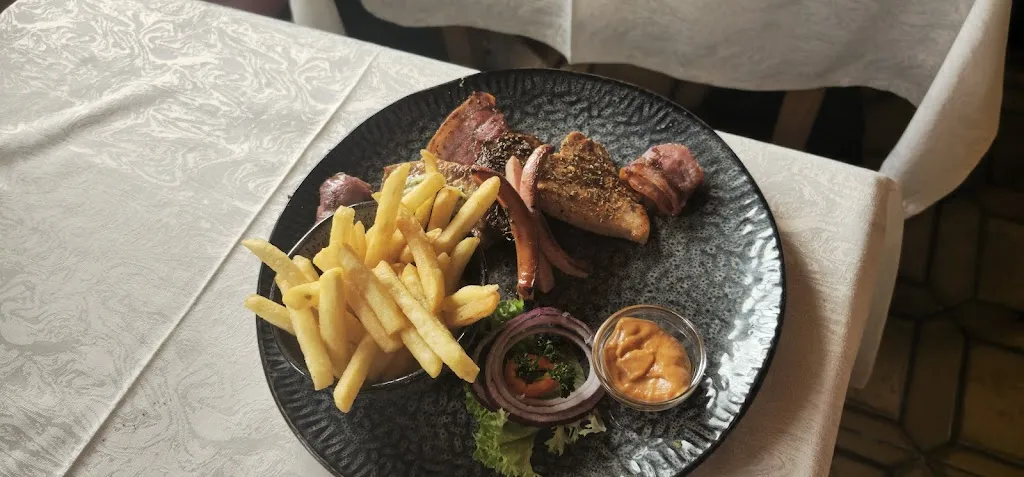 Dominik Mertel_Landgasthof Schwarzwirt Gaststätte - Saal - Biergarten_Rain_recensione