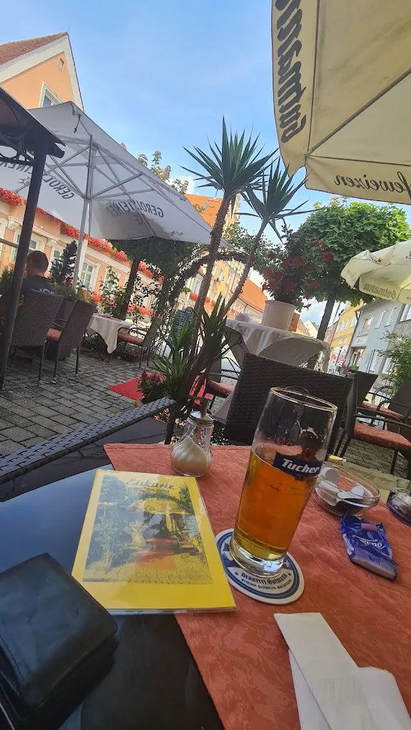 Dieter Wilhelm_Café Gut_Rain_review