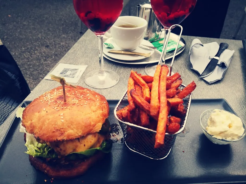 Bella B_Downtown_Rain_review