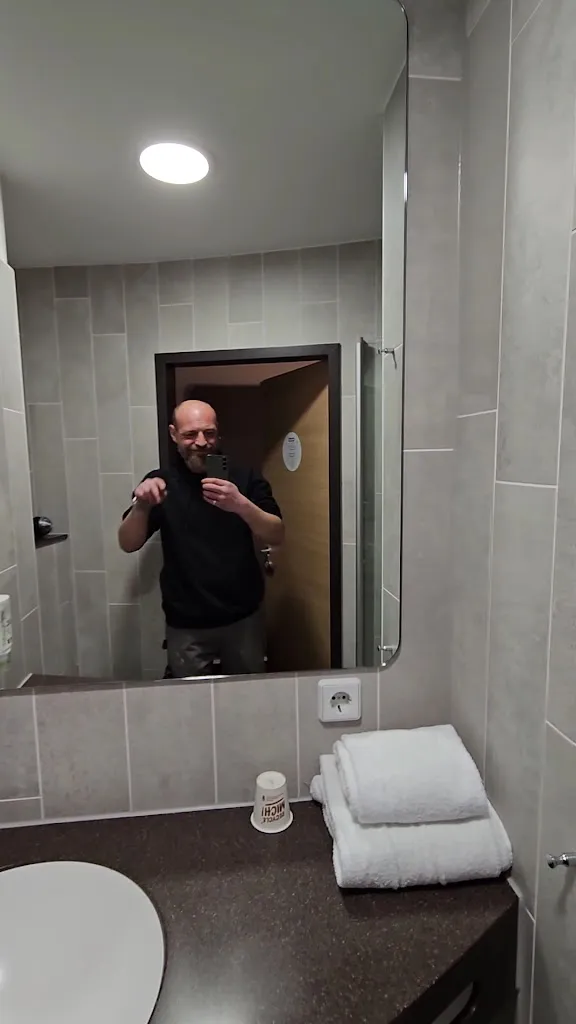 B&B Hotel München-Putzbrunn restaurant in Putzbrunn