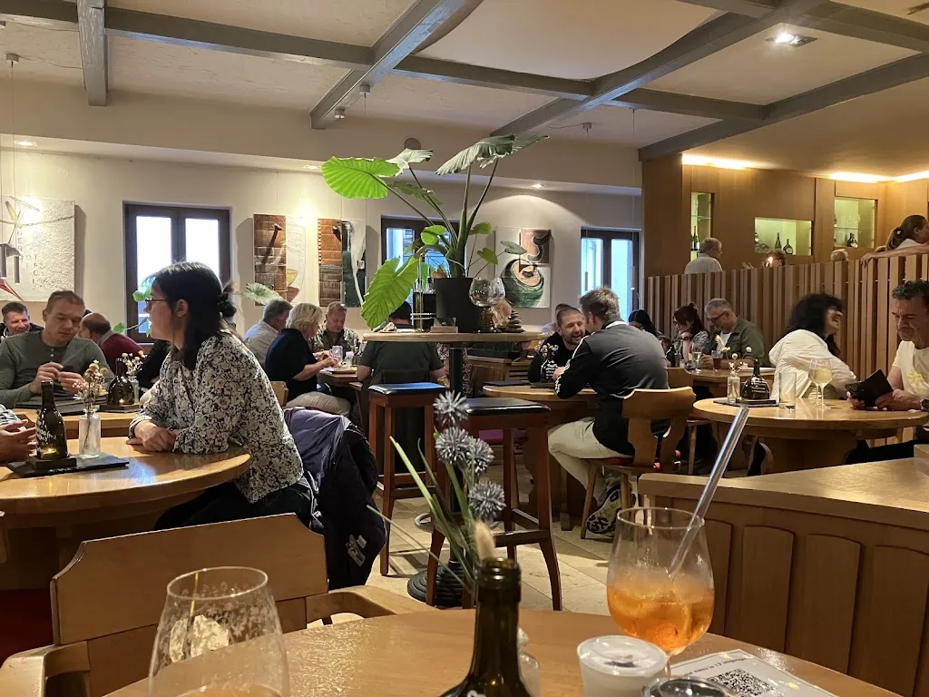 Weinhaus Ewig Leben restaurant in Randersacker