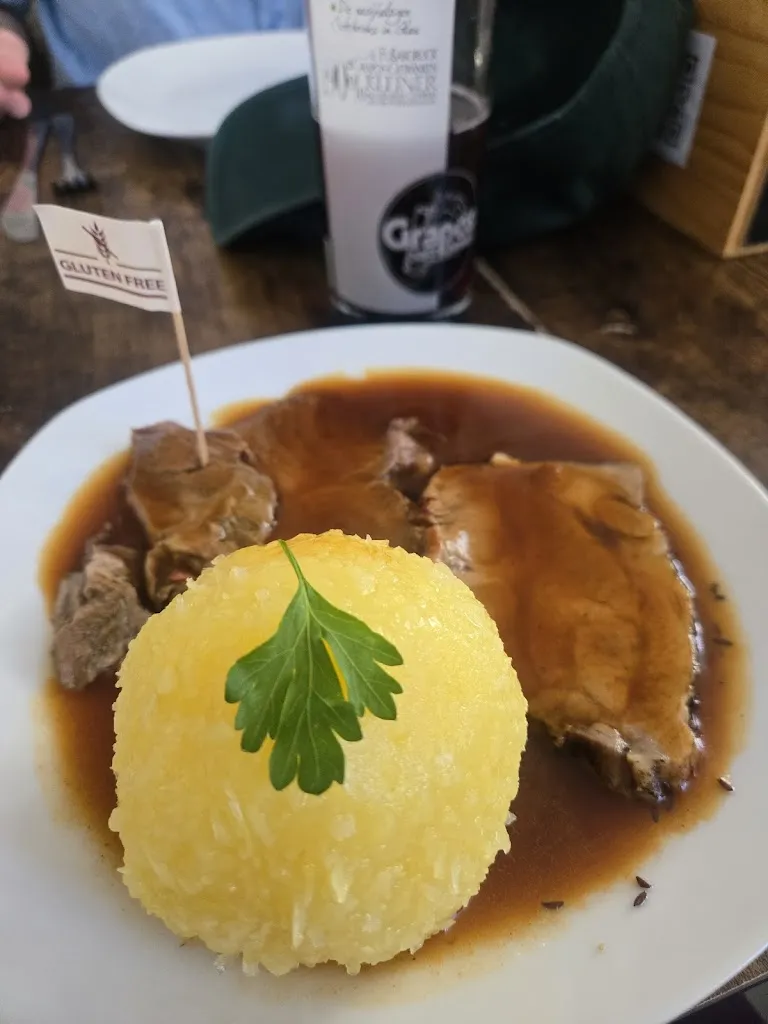 Katie Bernard_Speisegaststätte Kniedlas Hueddn_Nürnberg_review