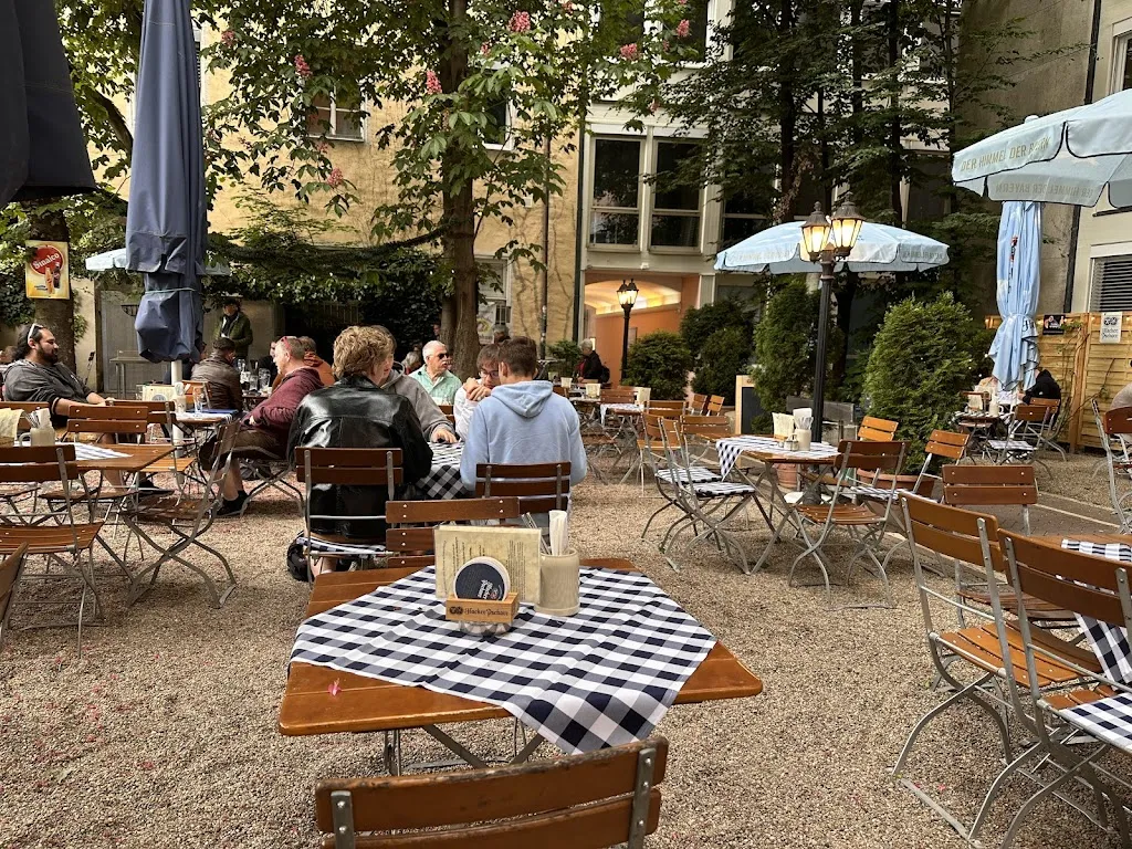 Jesse Lee_Hacker-Pschorr Wirtshaus Regensburg im alten Augustiner Kloster_Regensburg_review