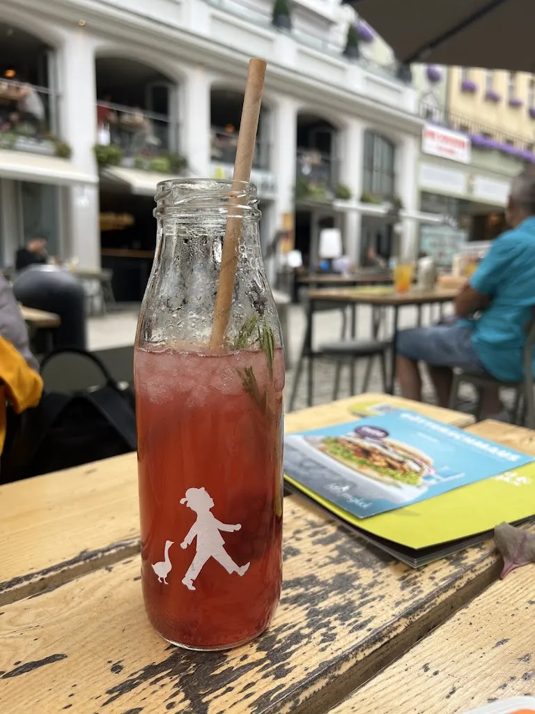 Thuy Nguyen_HANS IM GLÜCK - REGENSBURG Innenstadt_Regensburg_avis