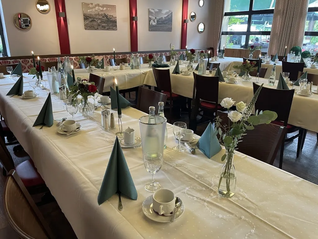 Hotel-Restaurant Dechbettener Hof | Lieferdienst: Die rasenden Schweizer_Regensburg_slider_image_1