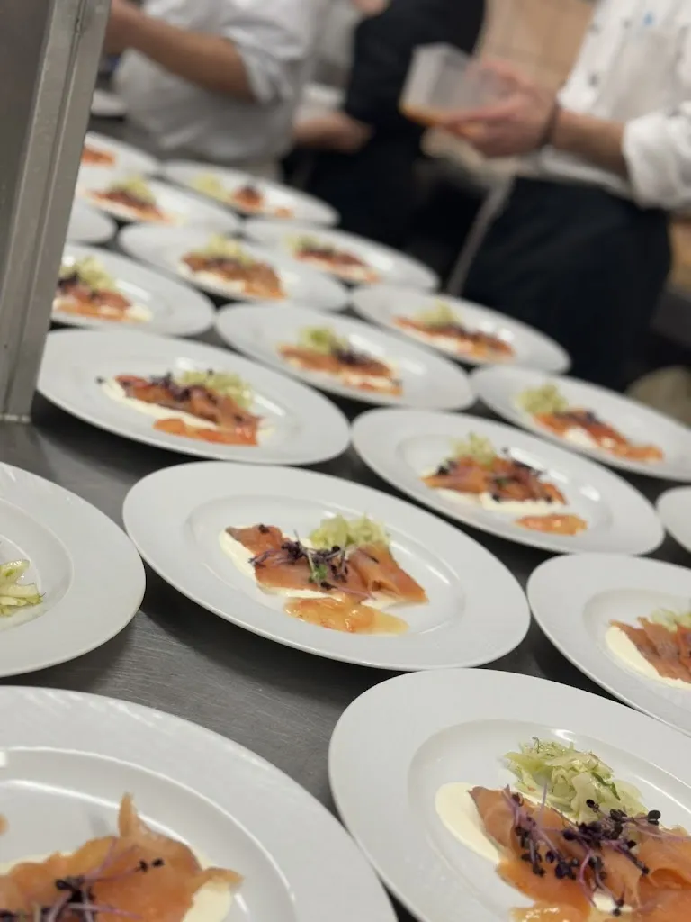 Hotel-Restaurant Dechbettener Hof | Lieferdienst: Die rasenden Schweizer_Regensburg_slider_image_2