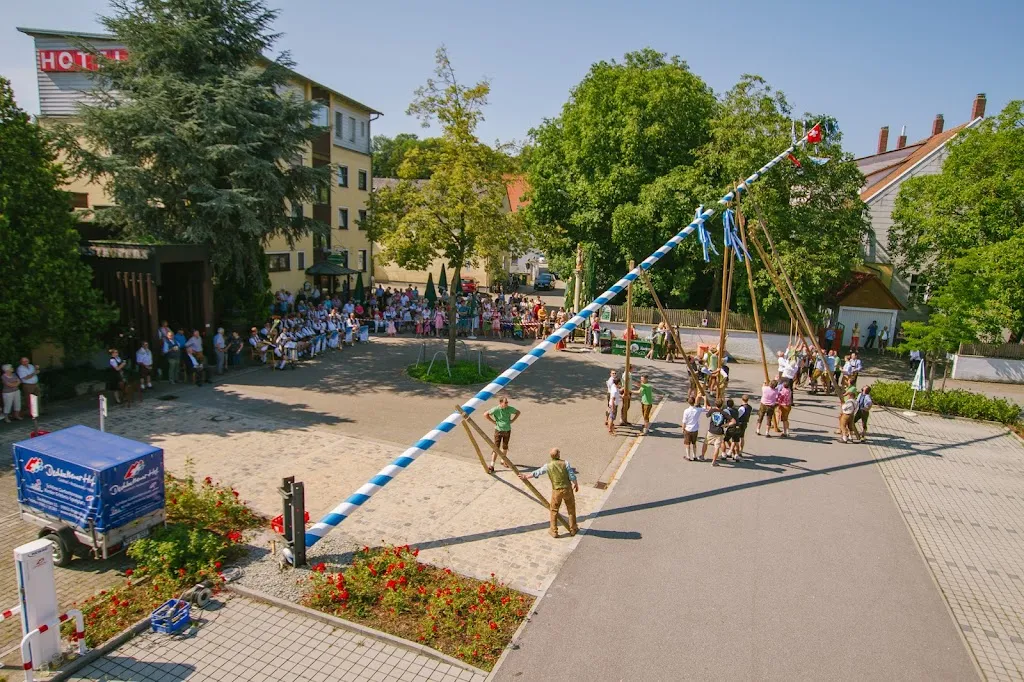 Hotel-Restaurant Dechbettener Hof | Lieferdienst: Die rasenden Schweizer_Regensburg_slider_image_3