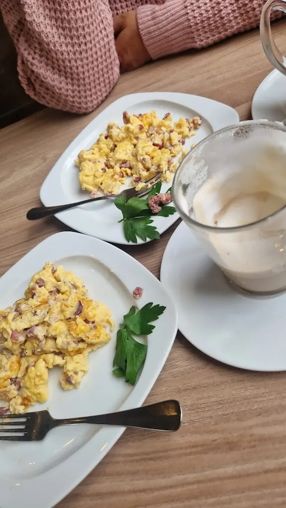 Mary McGauley_Café Lila_Regen_review