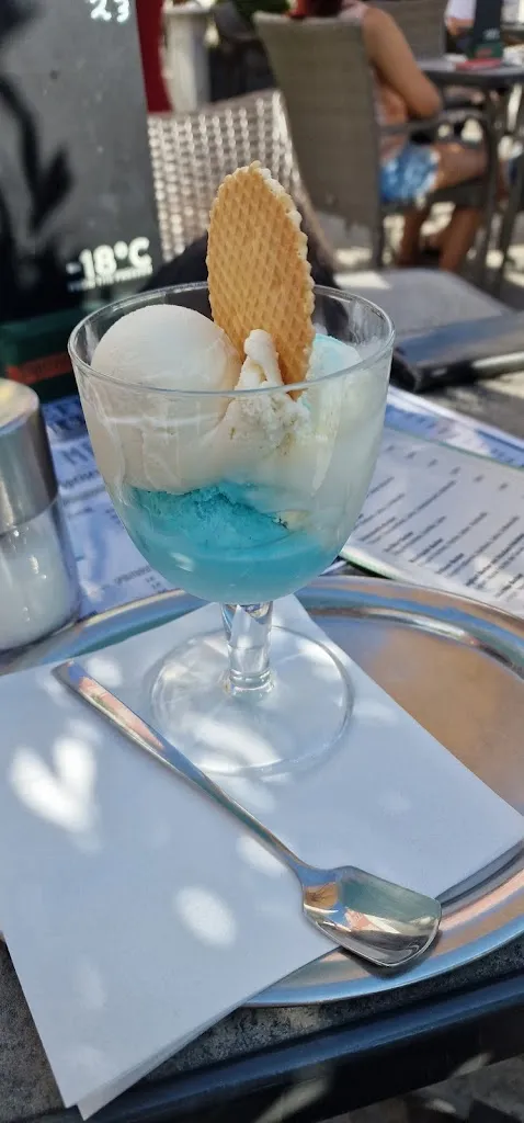 Dennis Spunkt_Café Jeff Bar_Regen_review