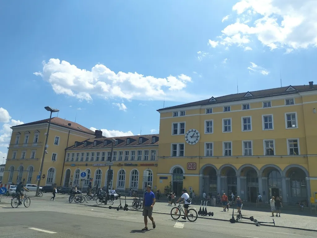 Ngoc Son Nguyen_HA TIEN_Regensburg_review