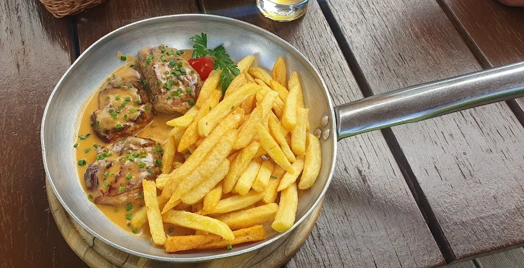 Red Sky_Hotel Restaurant Café Eifeler Seehütte_Rieden_review