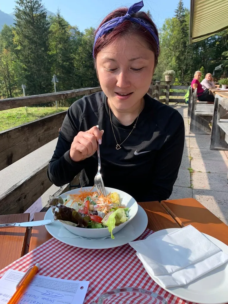 Sholpan vom Bauer_Berggasthof Moni-Alm GmbH_Rottach-Egern_avis