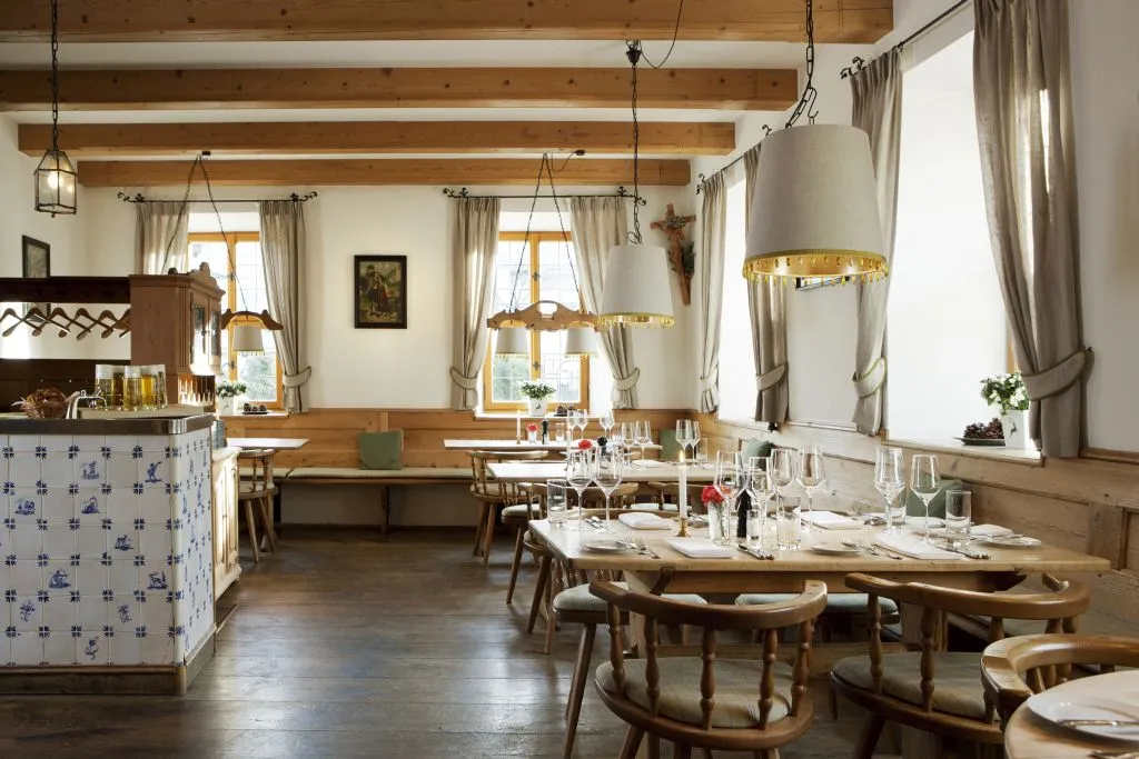 Gasthof zur Weissach restaurant in Kreuth