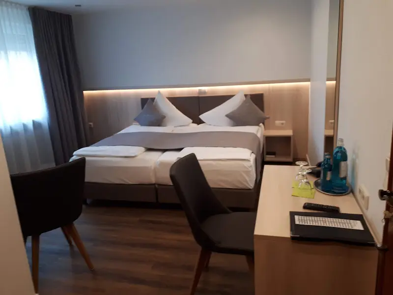 Damien Hachet_Hotel-Restaurant „WEISSES ROSS“_Nürnberg_reseña