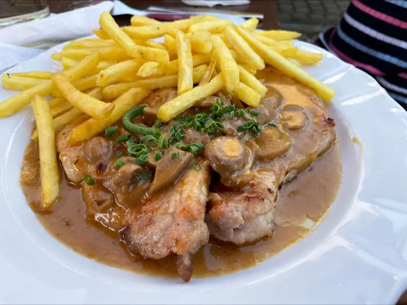 Robert und Karin Scharrer Gasthaus-Metzgerei GbR ristorante a Simmelsdorf