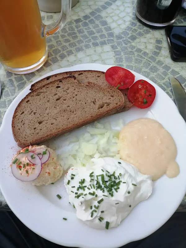 Matthias Hugle_Dercks'n Berch Biergarten & Alm_Sonnefeld_review