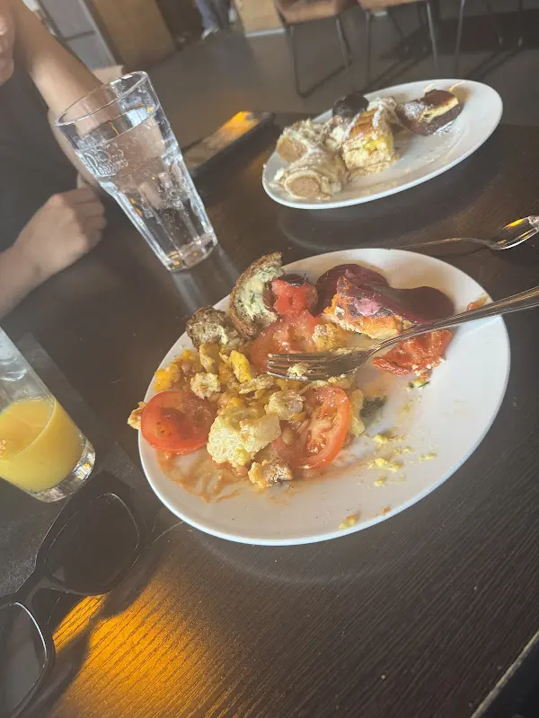 Aik B_Restaurant-Bar-Bootsanleger Sonnendeck_Berlin_review