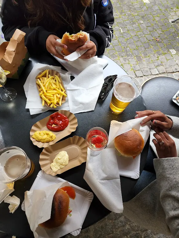 Piyush Raj_Imbiss und Take Away zum Tiergarten_Rhein_recensione