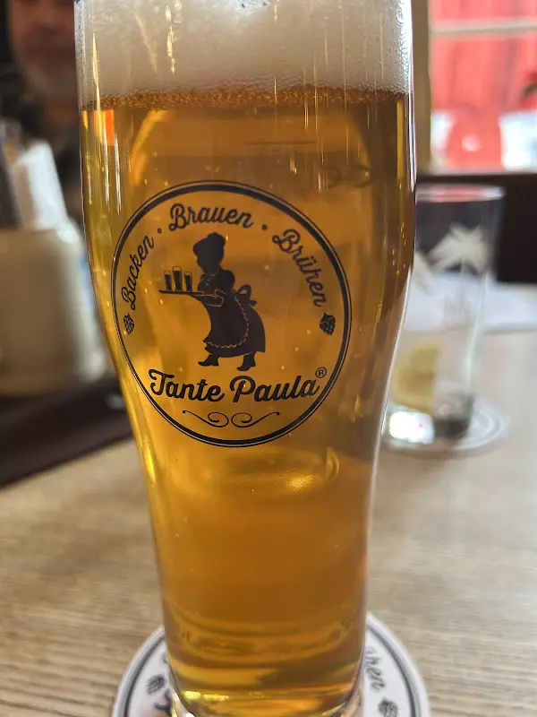 matt newsum_Tante Paula im Mail-Keller_Rosenheim_recensione