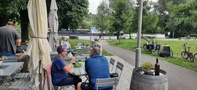 Anton Stabler_Mainlände Imbiss_Main_review