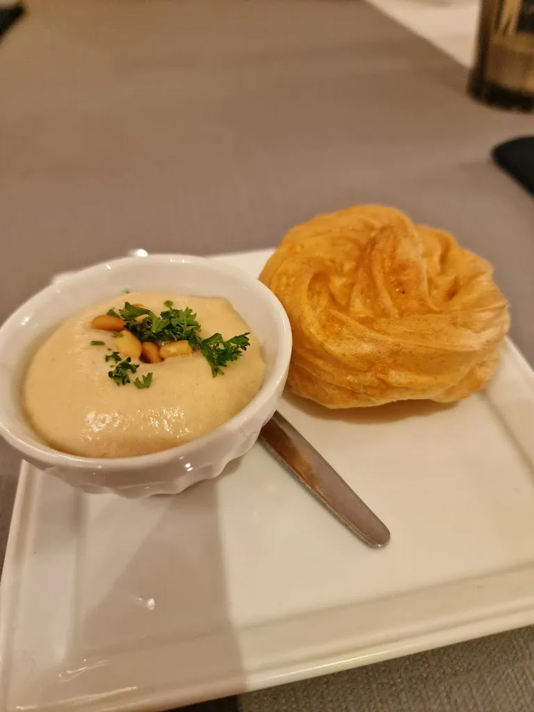 Dennis Schäfer_La Petite Table_Abstatt_reseña