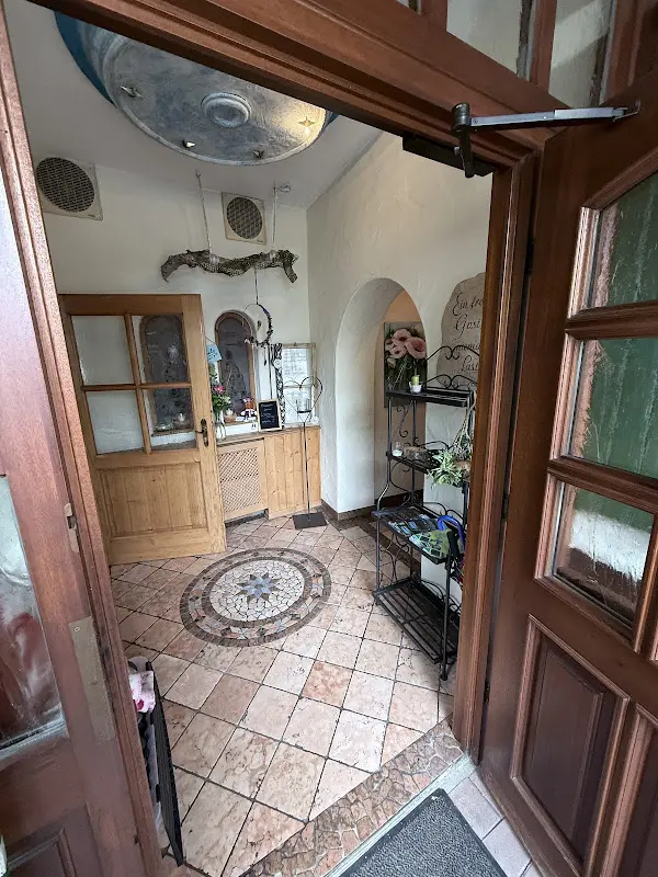 Hendrik Krönert_Wirtshaus am Dorfbrunnen_Uehlfeld_review