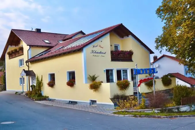 Hotel Garni Kleindienst restaurant in Ursensollen