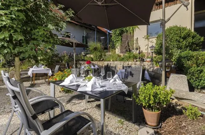 Landhotel Zum Goldenen Kreuz restaurant in Moosbach