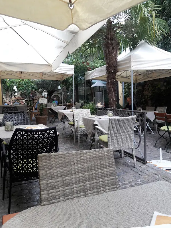 Nick and Silke_Hinterhöfle, Wein-, Biergarten & mehr im Herzen der Altstadt_Volkach_review