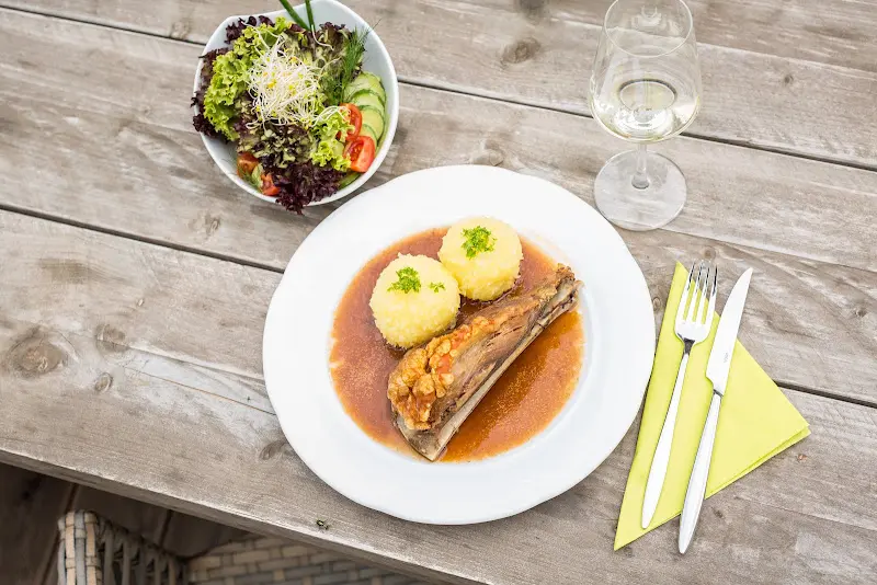 Brauner Bär und weiße Taube • Fränkische Gastwirtschaft_Volkach_slider_image_3