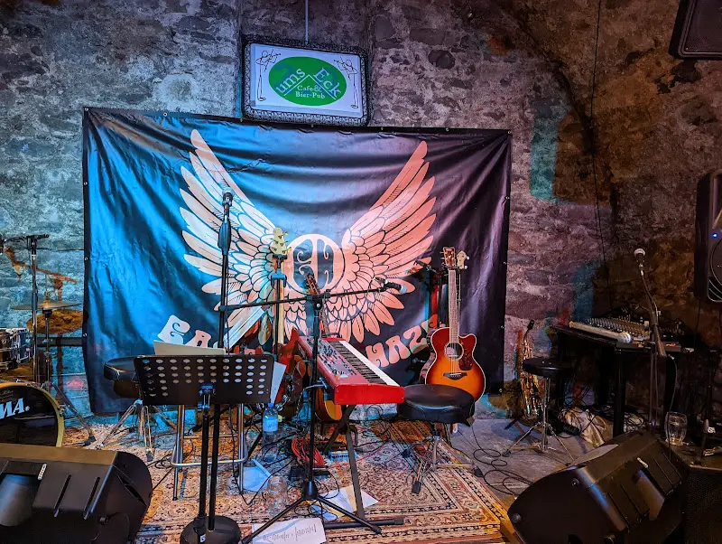 Hannes Ehrenbrandtner_ums Eck Tom´s Pub & Whisky Corner_Austria_review