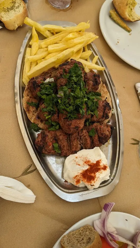 Amir Zeenreich_Tavern Mythos_Anávyssos_Bewertung