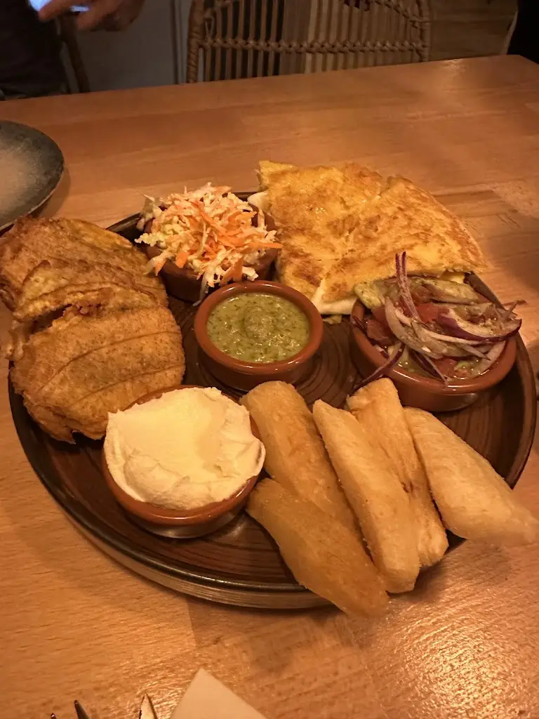 Marina Tzoutzouraki_ΦΙΣ Fish & Drinks_Voúla_Bewertung