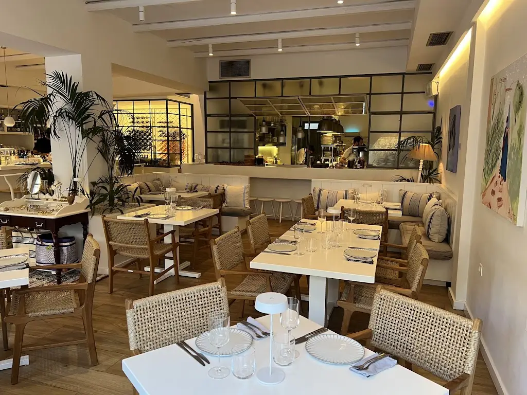 Mikra Anglia_Ýdra_slider_image_1