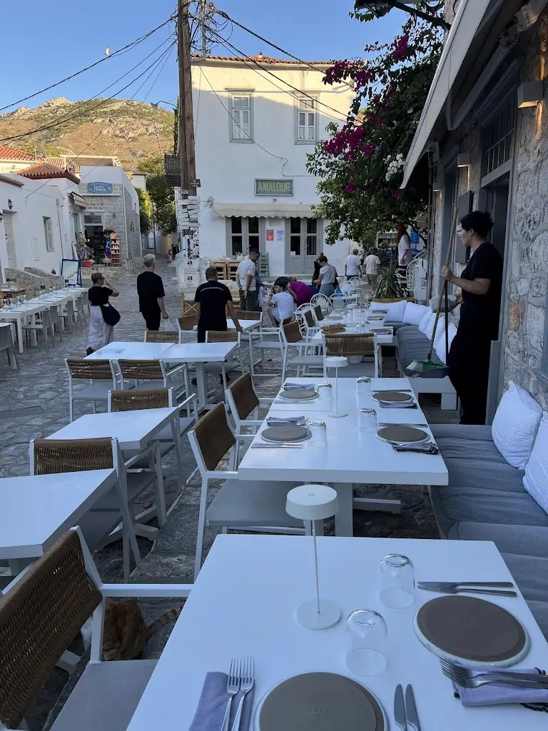 Mikra Anglia_Ýdra_slider_image_3