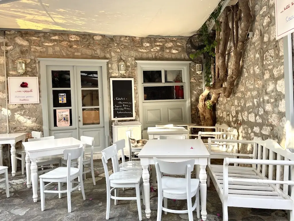 ... and onion! Restaurant in Ýdra