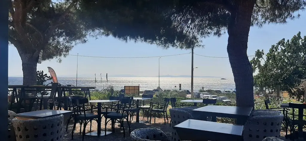 Dimitroula Balla_Me gusta_Anávyssos_review